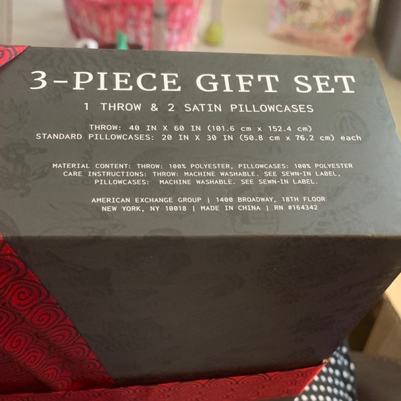 Ed Hardy 3 piece set with 2 satin pillowcases - Picture 4 of 4